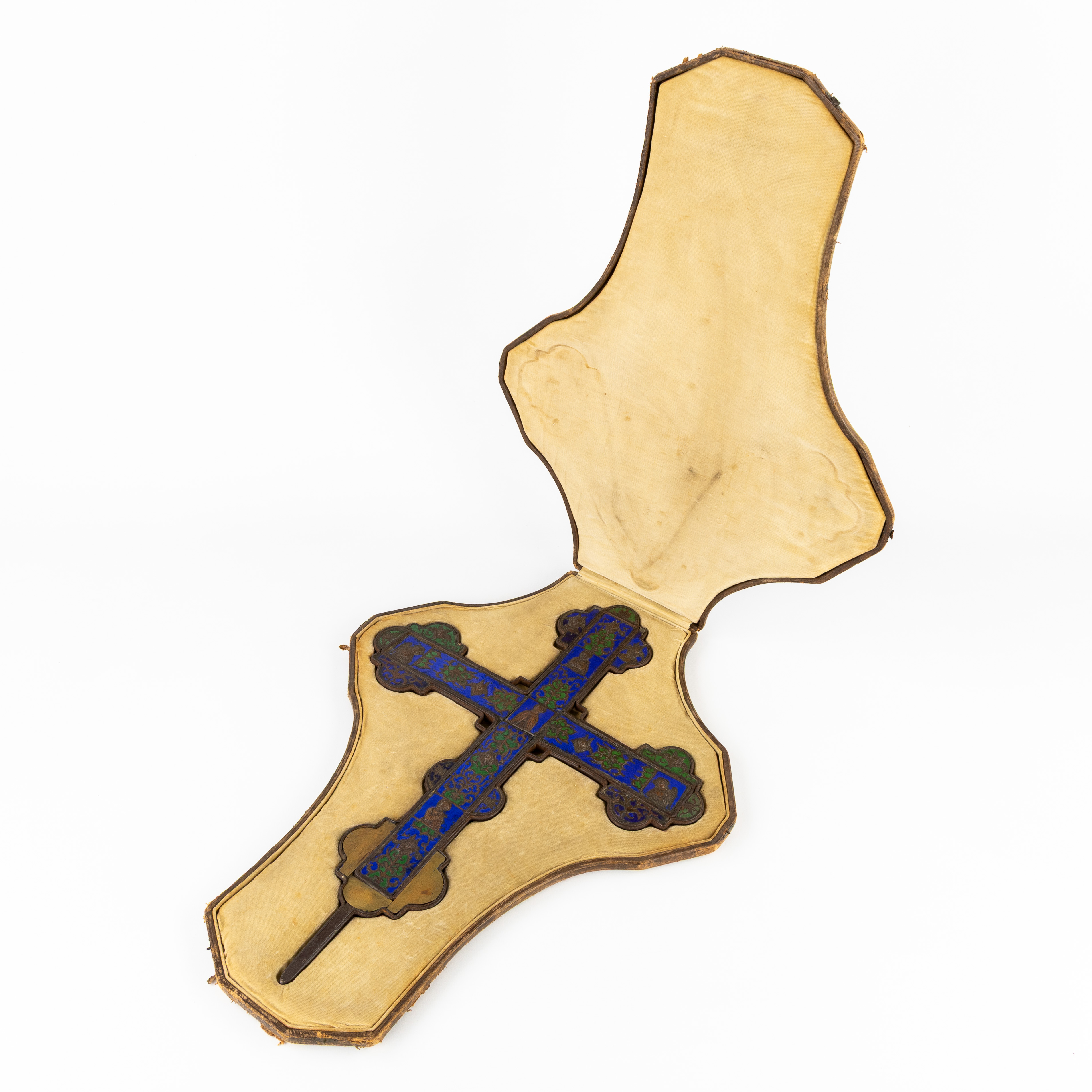 Een antiek processiekruis, smeedijzer gemonteerd met email plaquettes. 18de eeuw.  (L:39 x H:55.5 cm)